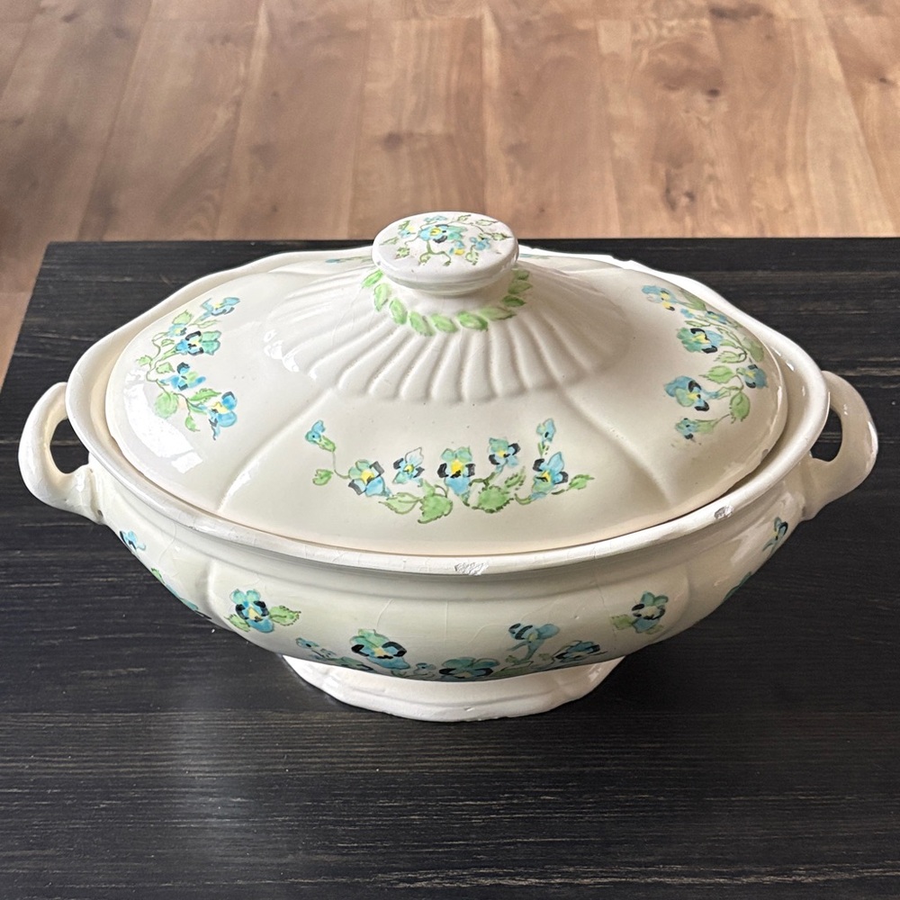 Vintage soup tureen with callouts